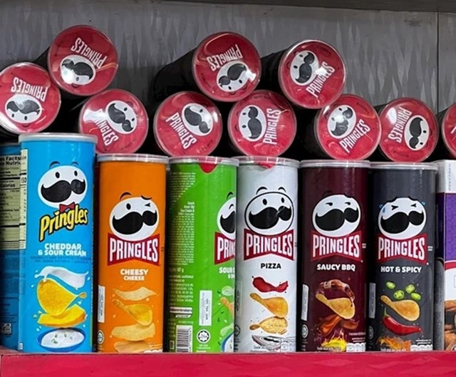 U Nepalu se izraz lica lika na kutiji od Pringlesa mijenja ovisno o okusu čipsa.