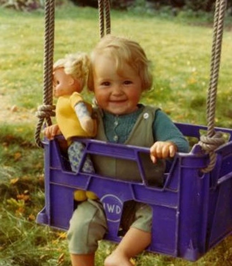"Ovo je samo jedna od mnogih fotografija mog odrastanja u 1970-ima. Ovo sam ja u džemperu koji je napravila moja mama dok se ljuljam u najboljoj ljuljački na svijetu.
