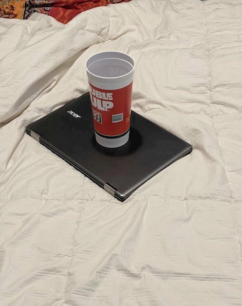 "Moja djevojka odbija koristiti podmetače za čaše i šalice, ali joj nije problem čašu odložiti na laptop!"