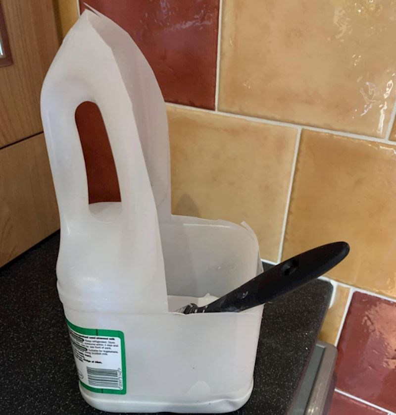 "Nekada pakiranje mlijeka, a sada improvizirana kanta za boju"