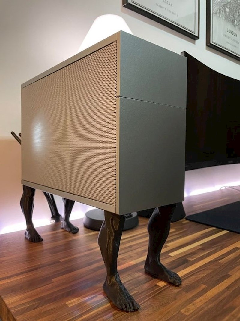 1. Ovaj element doslovce ima noge