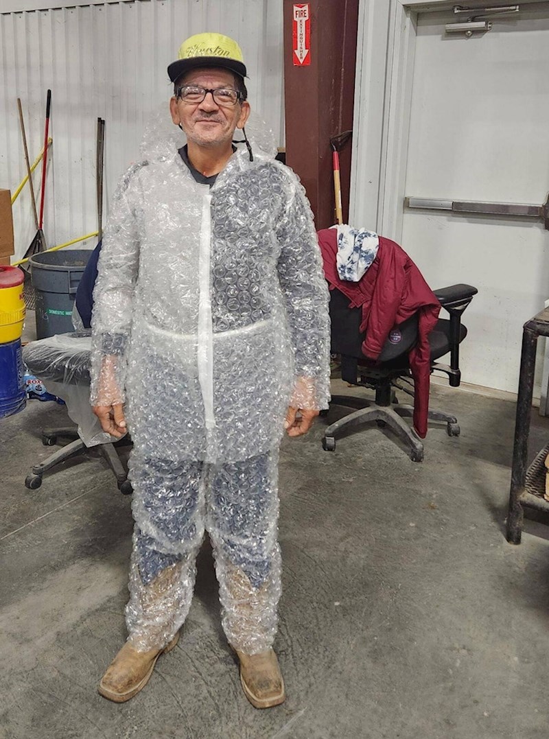 11. "Moj kolega je često imao ozljede na poslu pa se obukao u zaštitno odijelo..."