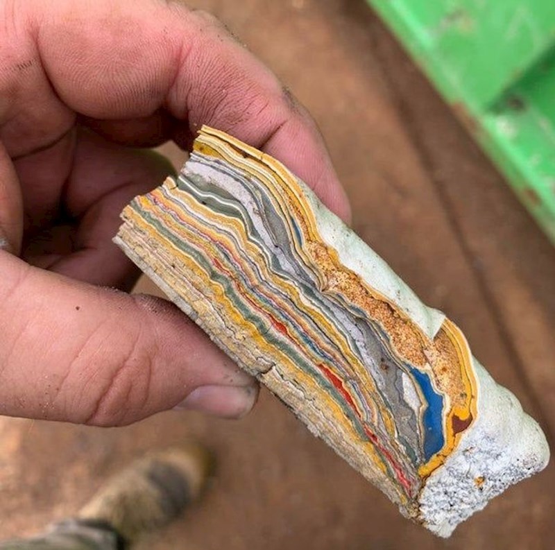 7. "Odrezao sam dio boje koja se nakupila kroz godine na radnom postolju na poslu"