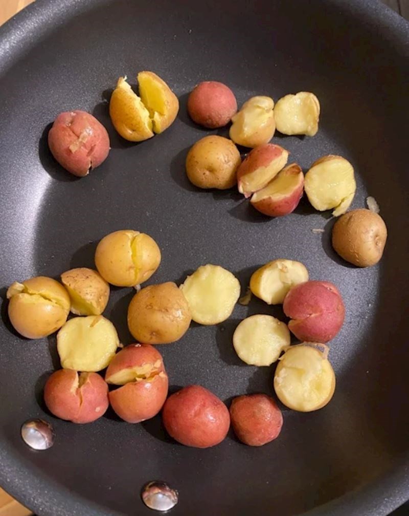 12. "Tražio sam da prereže krumpire na pola. Pregrizla ih je"