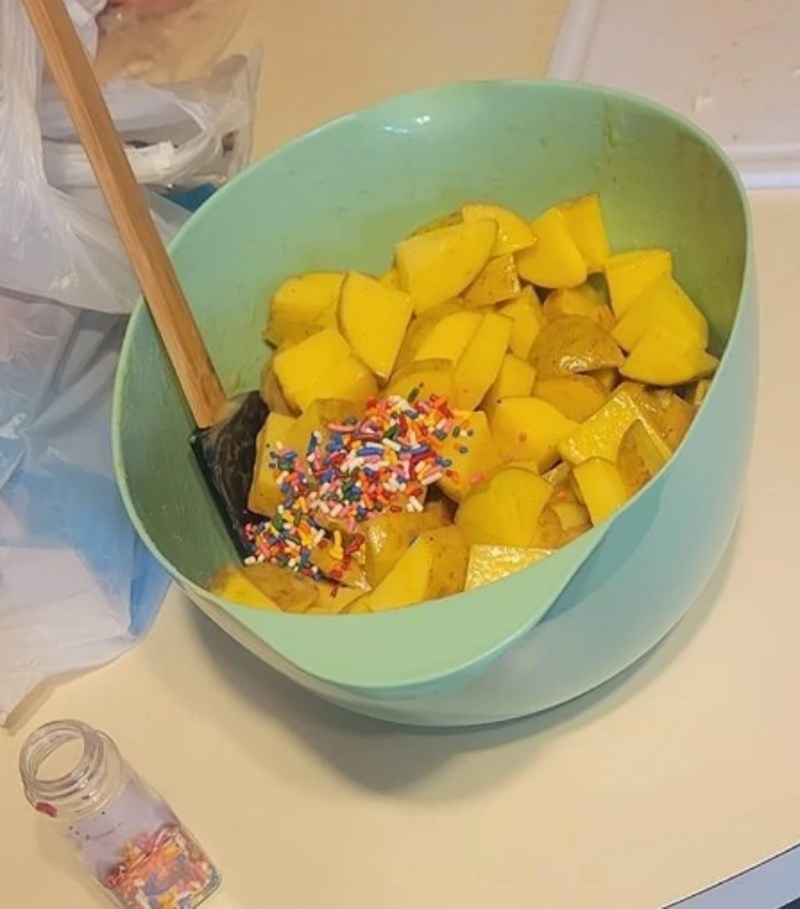 5. Moja kćer je htjela uljepšati krumpir pa je dodala šarene mrvice.