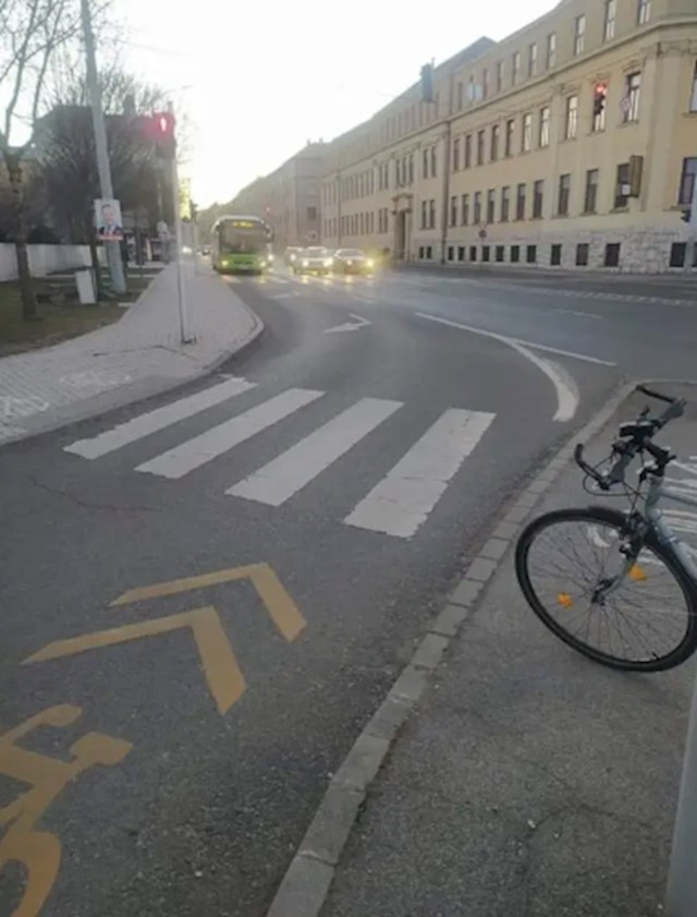 13. Oznaka za biciklističku stazu koja upućuje direktno u promet (i u suprotan smjer)