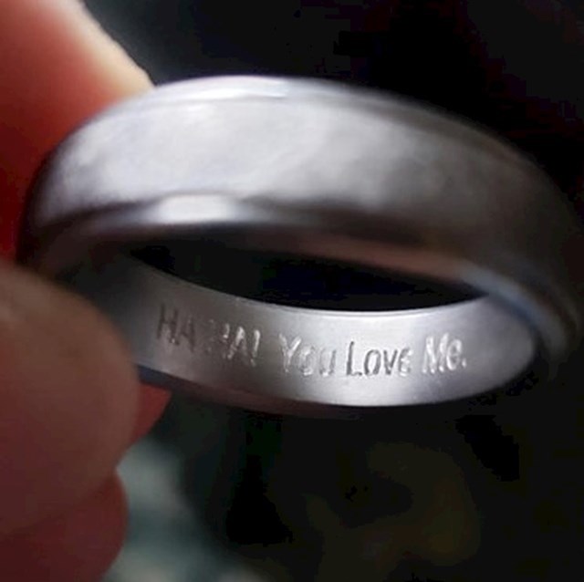 4. Ono kad zadužiš suprugu za gravuru na vjenčanom prstenju. Odlično se sjetila!