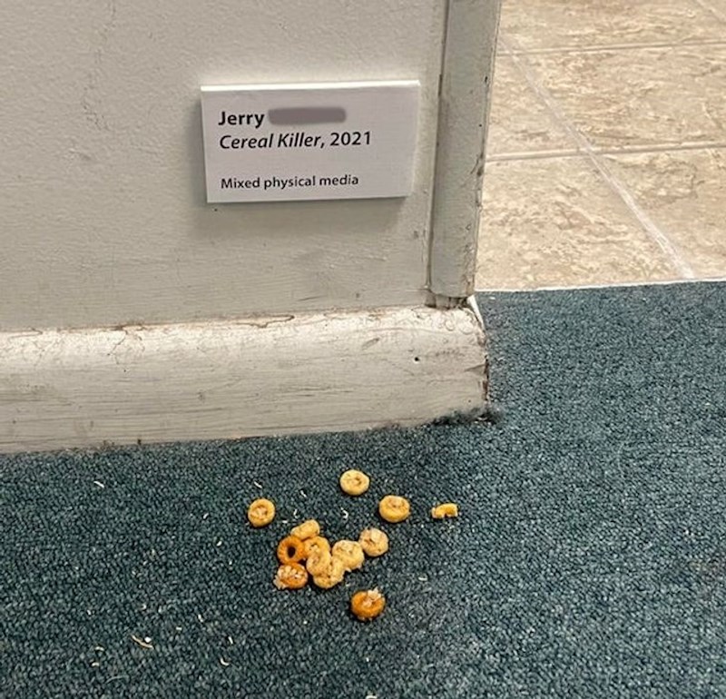 "Jednoj kolegici su često padala pahuljice kad bi ih nosila iz kuhinje pa se šef odlučio našaliti s njom i od njezine nespretnosti napraviti izložbeni primjerak. Naravno, to "izložbe" je došlo jer te pahuljice nikad nije pokupila za sobom dok navečer ne bi došle čistačice"