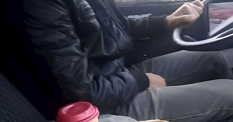 Fotka iz jednog auta hit je na Fejsu, nećete vjerovati u čemu jedan tip drži šalicu za kavu