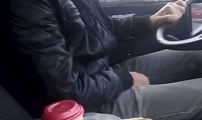 Fotka iz jednog auta hit je na Fejsu, nećete vjerovati u čemu jedan tip drži šalicu za kavu