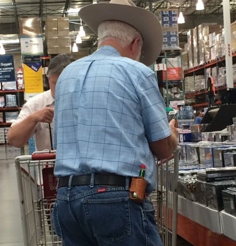 8. Čovjek u pojasu nosi ljuti umak u slučaju nužde - valjda (?)