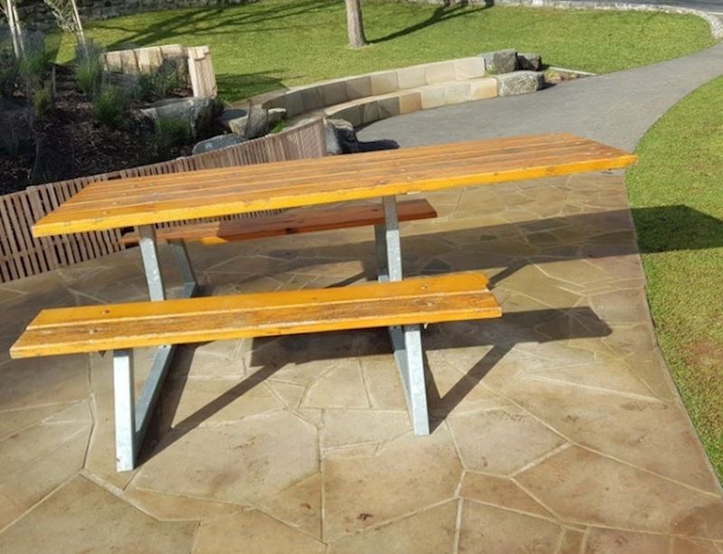 2. U ovom parku sve je prilagođeno osobama u kolicima. Od prilaza do klupa i stolova