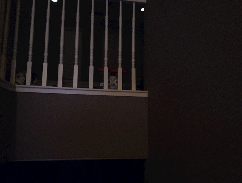 6. "Gore u hodniku stoje dječje igračke. Gotovo se svaki put uplašim kad po noći moram na wc i vidim da me ovaj vlakić "gleda""