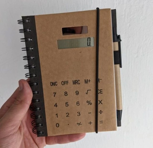 13. Bilježnica koja ima ugrađen kalkulator.