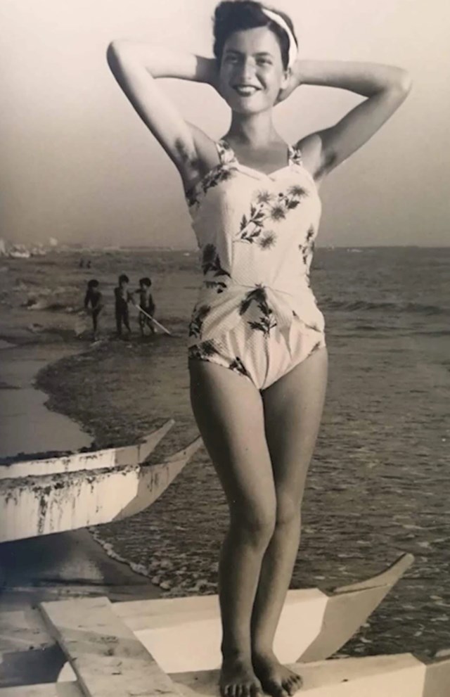 2. "Moja predivna baka na jednoj plaži nekad u 1940-ima."