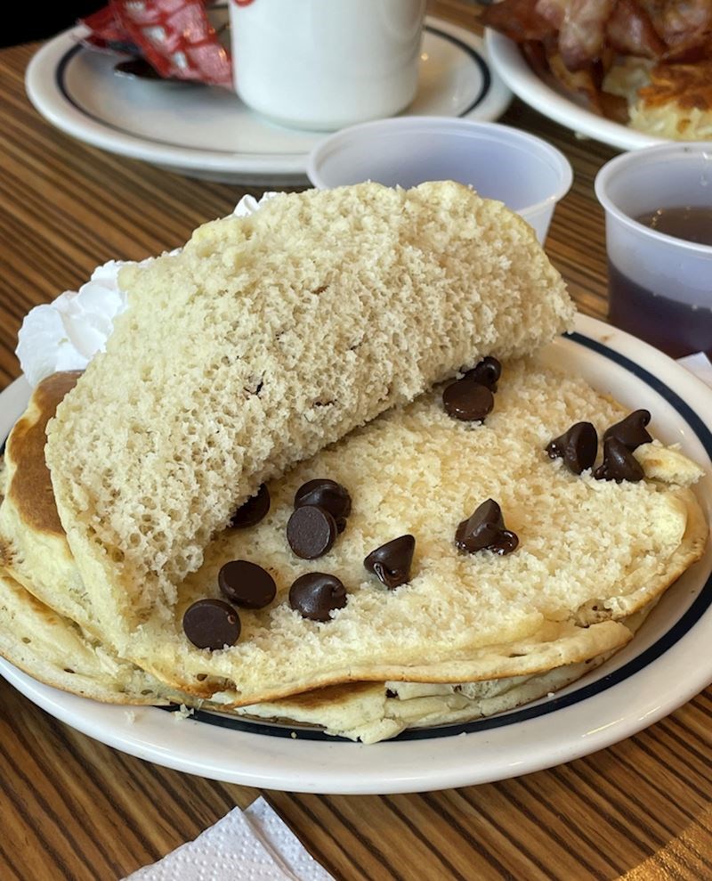 8. Žena je naručila palačinke s čokoladnim mrvicama. Prvo su joj donijeli prazne palačinke pa je tražila da joj opet naprave, onda su joj servirali ovo...