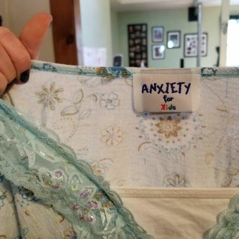2. Da nam je znati čija je ideja bila na etiku dječje majice staviti "anksioznost za djecu" 🤣