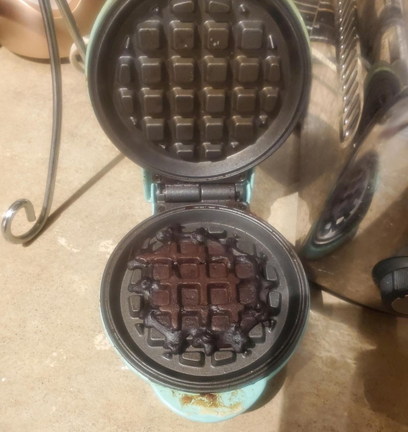 1. "Htjela sam ukusan doručak, a onda sam zaboravila da sam stavila peći vafl. Evo kako je završilo..."