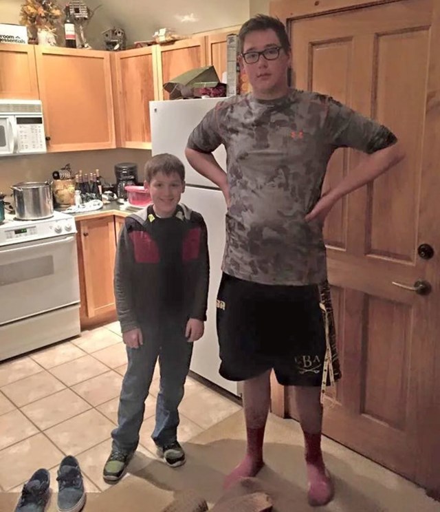 14. "Moj sin i njegov najbolji prijatelj obojica imaju 13 godina. Možete li vjerovati da je ovolika razlika u visini?"