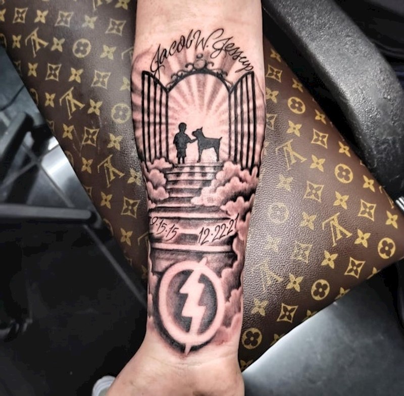 "Odlučio sam napraviti tetovažu u uspomenu na mlađeg brata i voljenog ljubimca. Sada su zajedno tamo gore i nadgledaju nas"