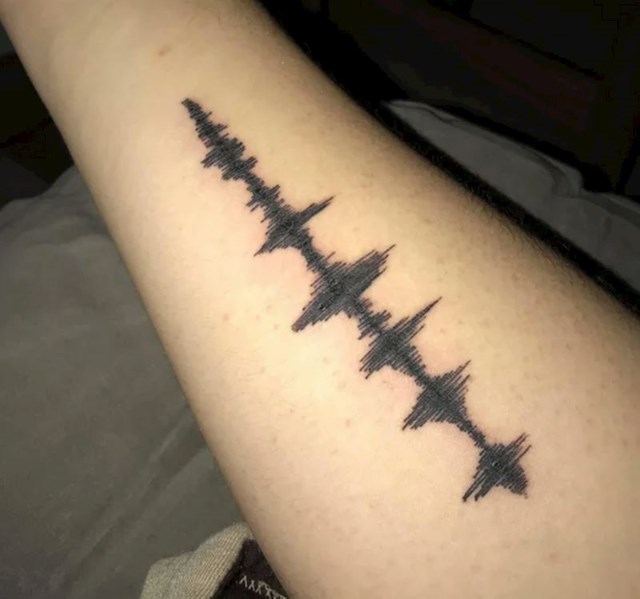 "Za svoj 18. roođendan sam dala napraviti tetovažu koja simbolizira audio snimku smijeha mog tate koji je preminuo prije tri godine. Sad uvijek uz sebe imam njegov osmijeh"