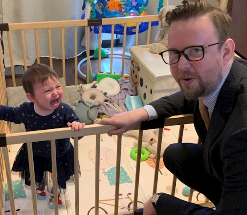 "Naša curica je prvi put vidjela tatu u odijelu. Ovo je bila njezina reakcija"