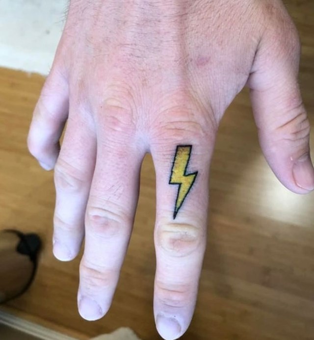 "Odlučio sam se našaliti i dao napraviti tetovažu munje. Razlog? Pa, ja sam električar."