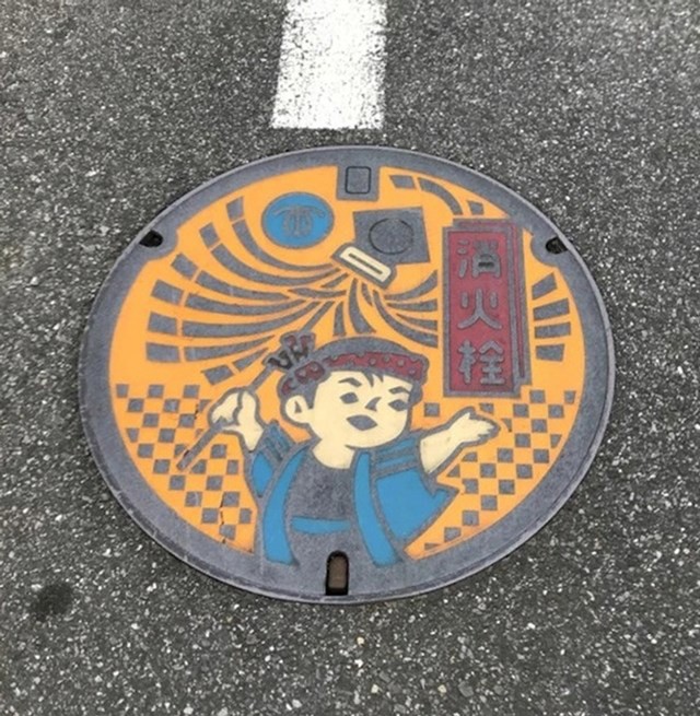 Vatrogasni hidranti se u Japanu često nalaze ispod šarenih poklopaca šahtova.