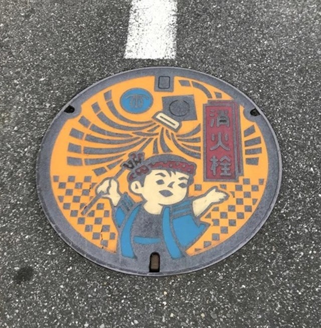 Vatrogasni hidranti se u Japanu često nalaze ispod šarenih poklopaca šahtova.