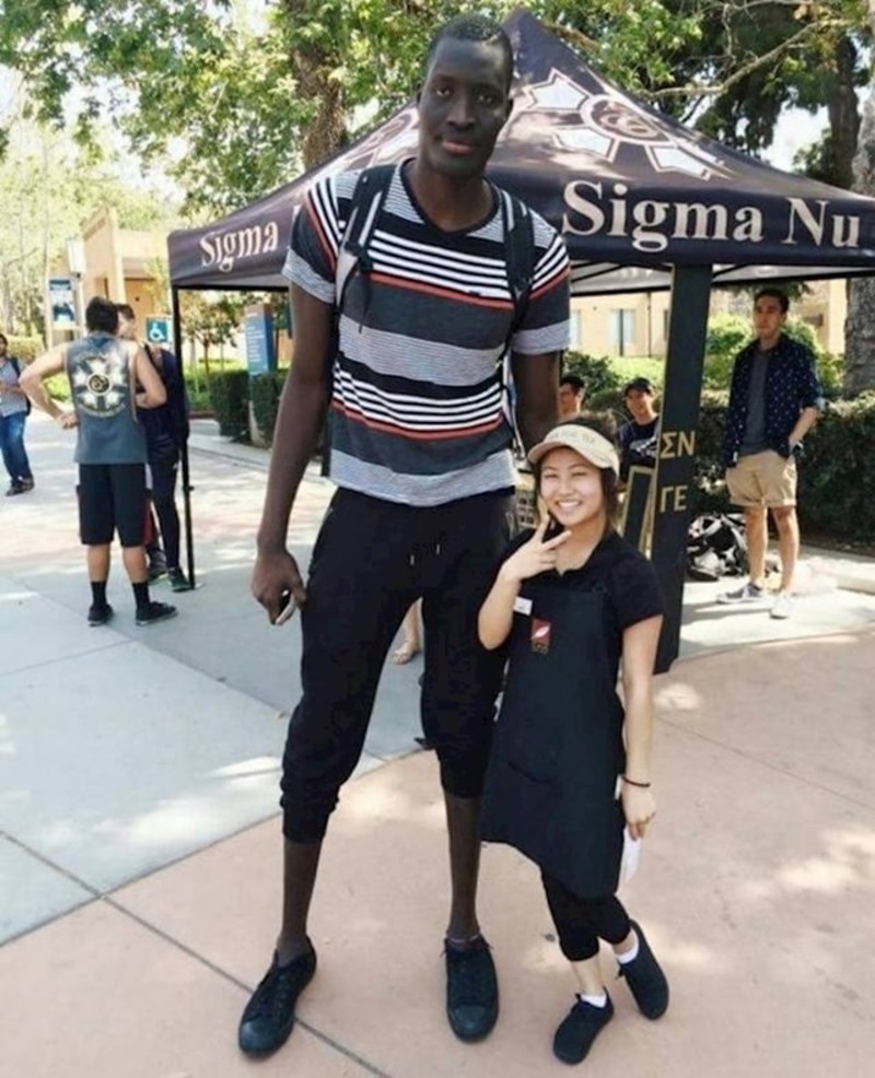 Jako visoki muškarac i niska žena...