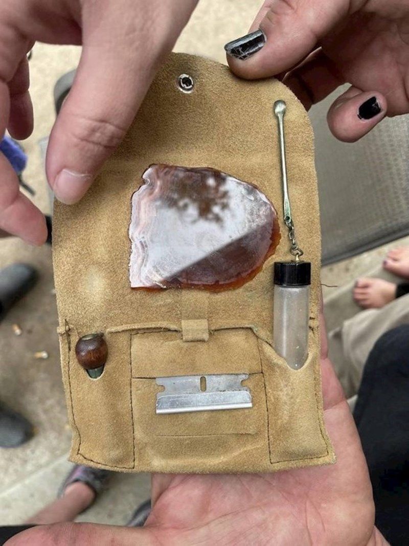 "Čistili smo sobu mojeg pokojnog djeda i naišli na nešto što izgleda kao pribor za konzumaciju kokaina iz 70-ih."😳