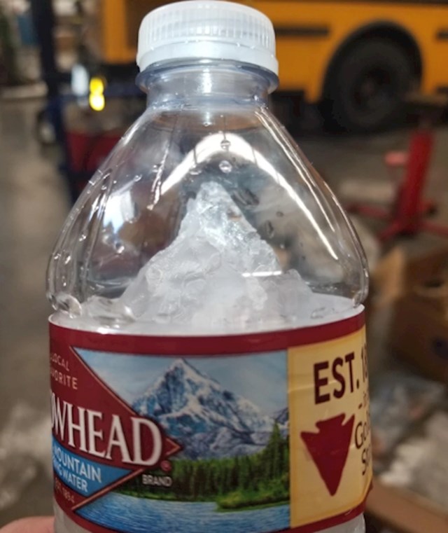 Led u boci izgleda kao planina na omotu
