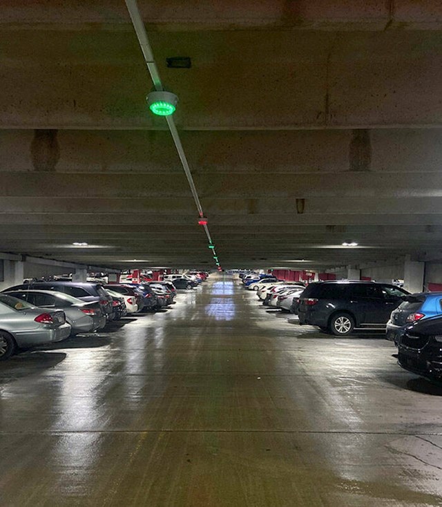 Ako je svjetlo zelene boje, u ovom redu još ima mjesta za parkiranje vozila.