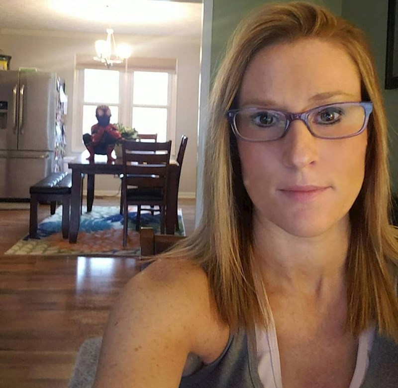 13. "Pokušajte vi raditi dok vaše dijete obučeno u kostim Spider-Mana misli da je duhovito i kroz šapat govori: 'Možeš li me vidjeti?'"