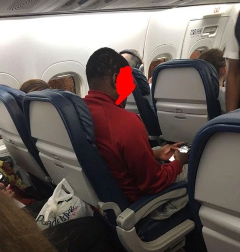 4. "Ovaj tip je puštao muziku da ga čuju svi u avionu i nije ga bilo briga. Tek nakon što su mu rekli da mora ugasiti ili napustiti avion je stavio slušalice..."