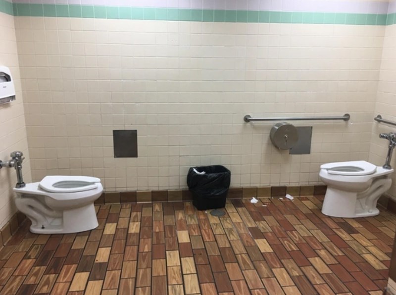 11. Kao da nije dovoljno što je wc "otvorenog" tipa, još samo na jednoj strani ima wc papira...