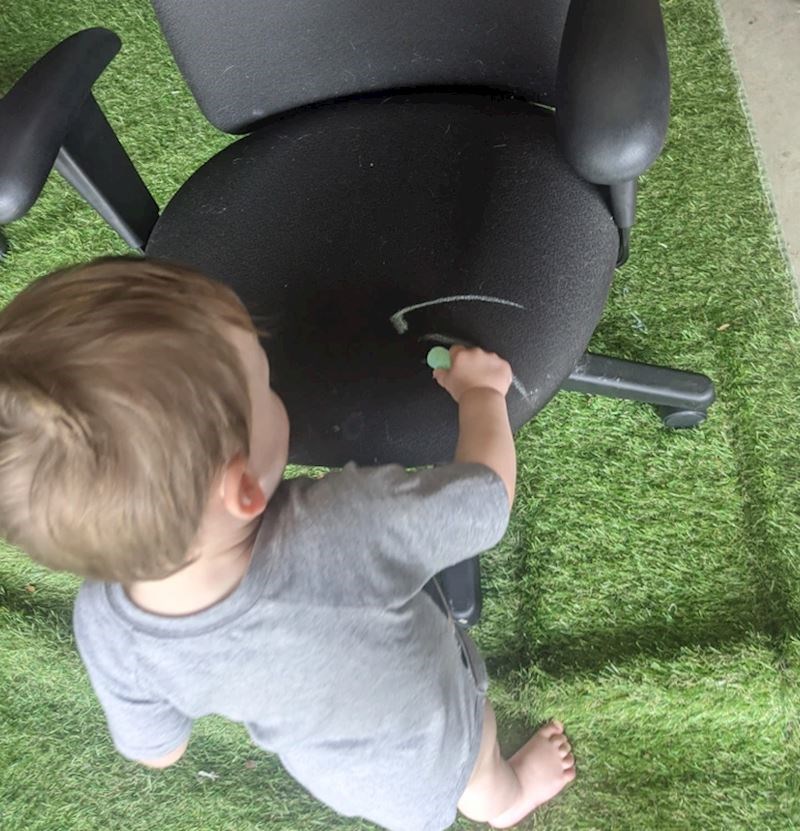 6. "Nema zabavnijeg mjesta za šaranje od tatinog radnog stolca"