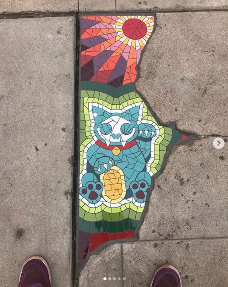 16. Pločnik je puknuo pa su umjesto popravka odlučili staviti prekrasan mozaik