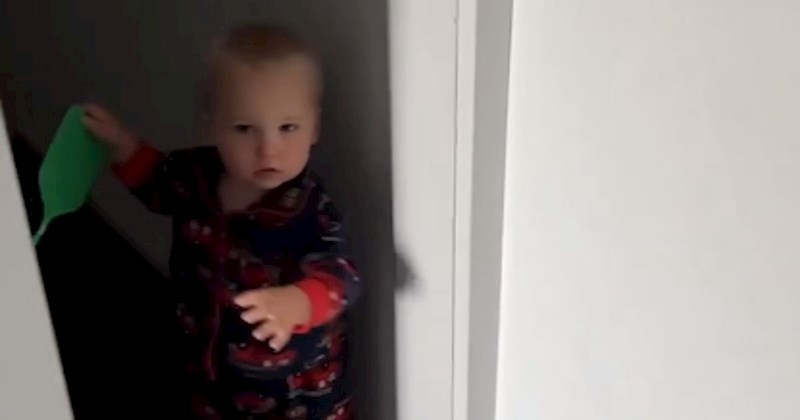 Ljudi odlučili saznati kako dječak ulazi u zaključanu praonicu, ovakvu snalažljivost nisu očekivali