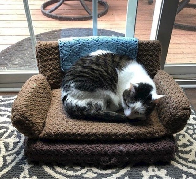 "Svekrva je našoj maci izradila ovaj predivan krevetić."