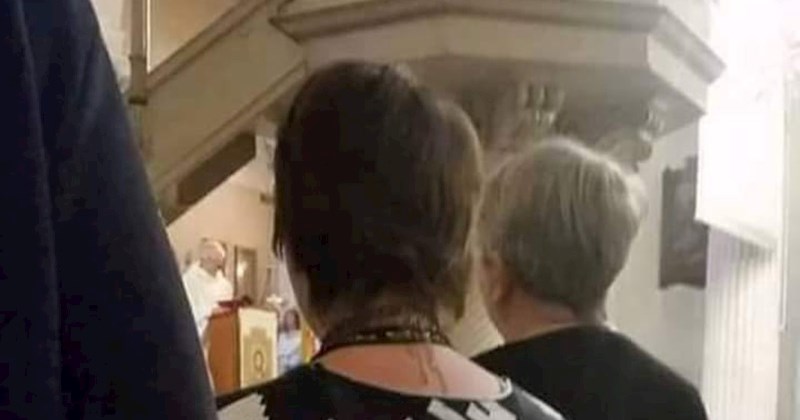 Žena je postala hit na Fejsu zbog majice u kojoj je došla na misu, morate vidjeti što je obukla