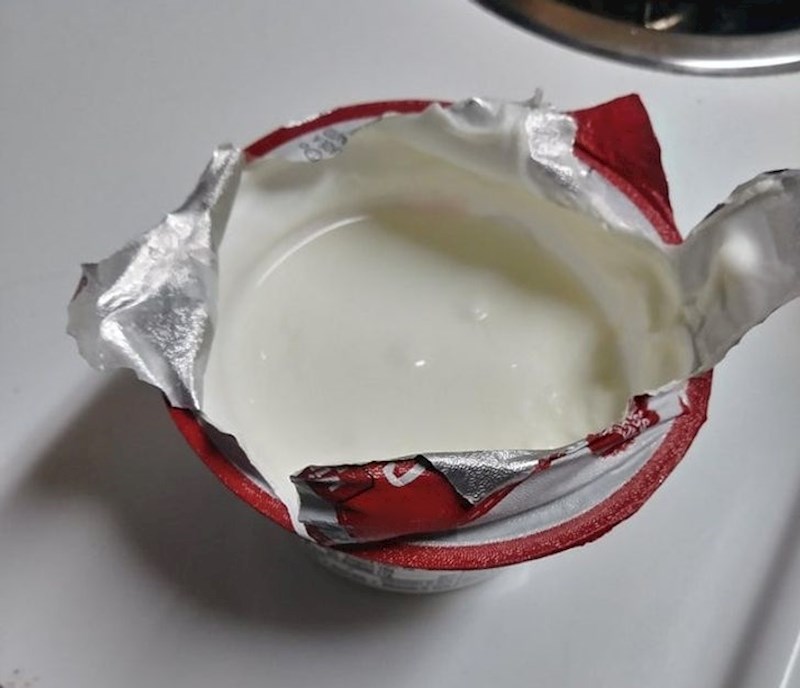 6. "Kad bilo tko dođe kod nas, smije jesti i piti koliko želi. Ali ove ljude više nikad nećemo zvati. Otvorili su svaki jogurt koji smo imali i ni jedan nisu popili do kraja već su ih samo vratili u hladnjak"