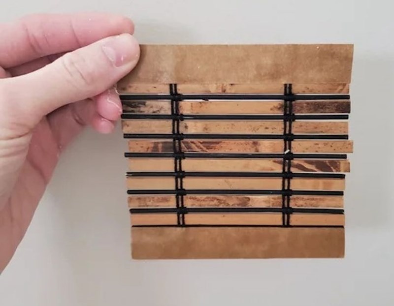 11. Žena je kupovala rolete pa su joj iz trgovine poslali nekoliko ovakvih malih primjeraka kako bi mogla lakše odlučiti