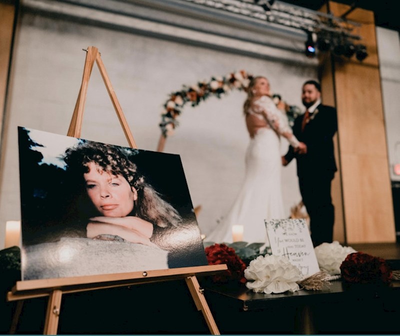 "Moja mama je iznenada preminula. Odlučiti smo se vjenčati na njezin rođendan kako bismo joj odali počast"