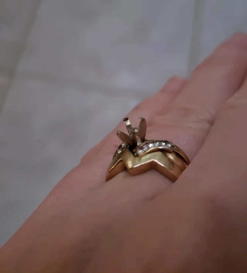 "Nosim ga na ruci 22 godine, samo da bih jučer izgubila kamen na prstenu..."