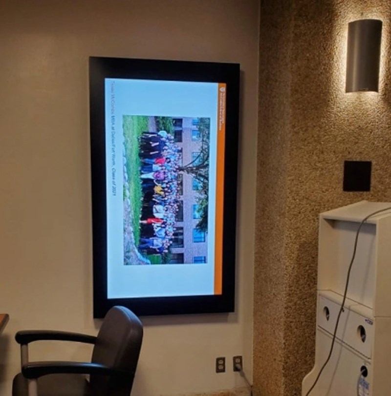 Nismo stručnjaci, ali smo poprilično sigurni da se televizor ne bi trebao ovako postaviti...