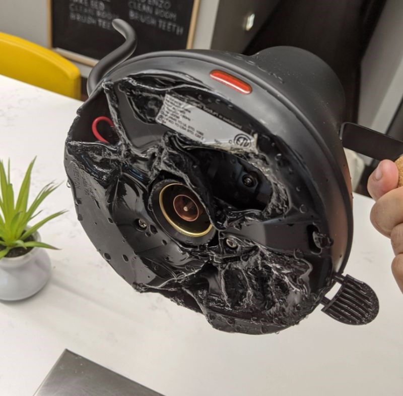 "Zaboravio sam da je ovo plastično kuhalo i stavio sam ga na štednjak..."