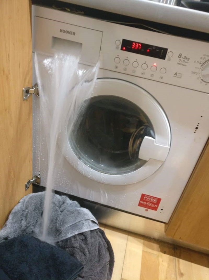 10. "Preostalo mi je jedino nadati se da mi cijeli stan neće plivati u vodi"