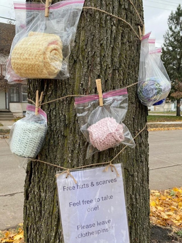 15. Netko je u ovom susjedstvu napravio vunene kape i šalove te ostavio da ih besplatno uzmu oni kojima su potrebni.