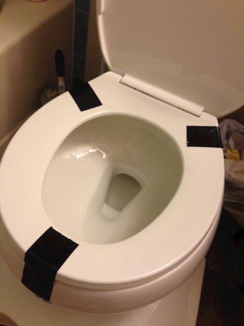 1. "Išao sam na tulum u kuću u kojoj su živjele četiri cure. Evo kako su osigurale wc dasku od dizanja"